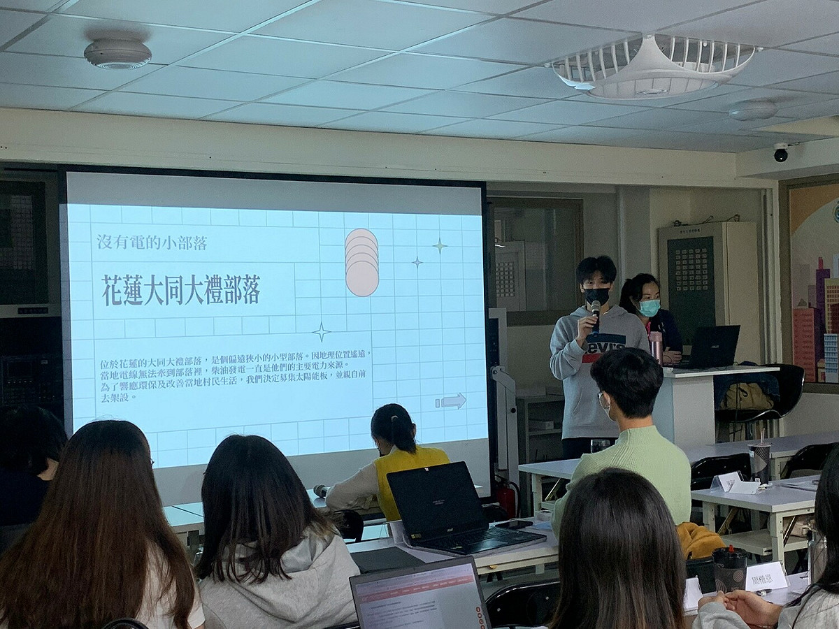 同學運用當日所學結合社團目標進行提案簡報。 圖：新北市青年局提供