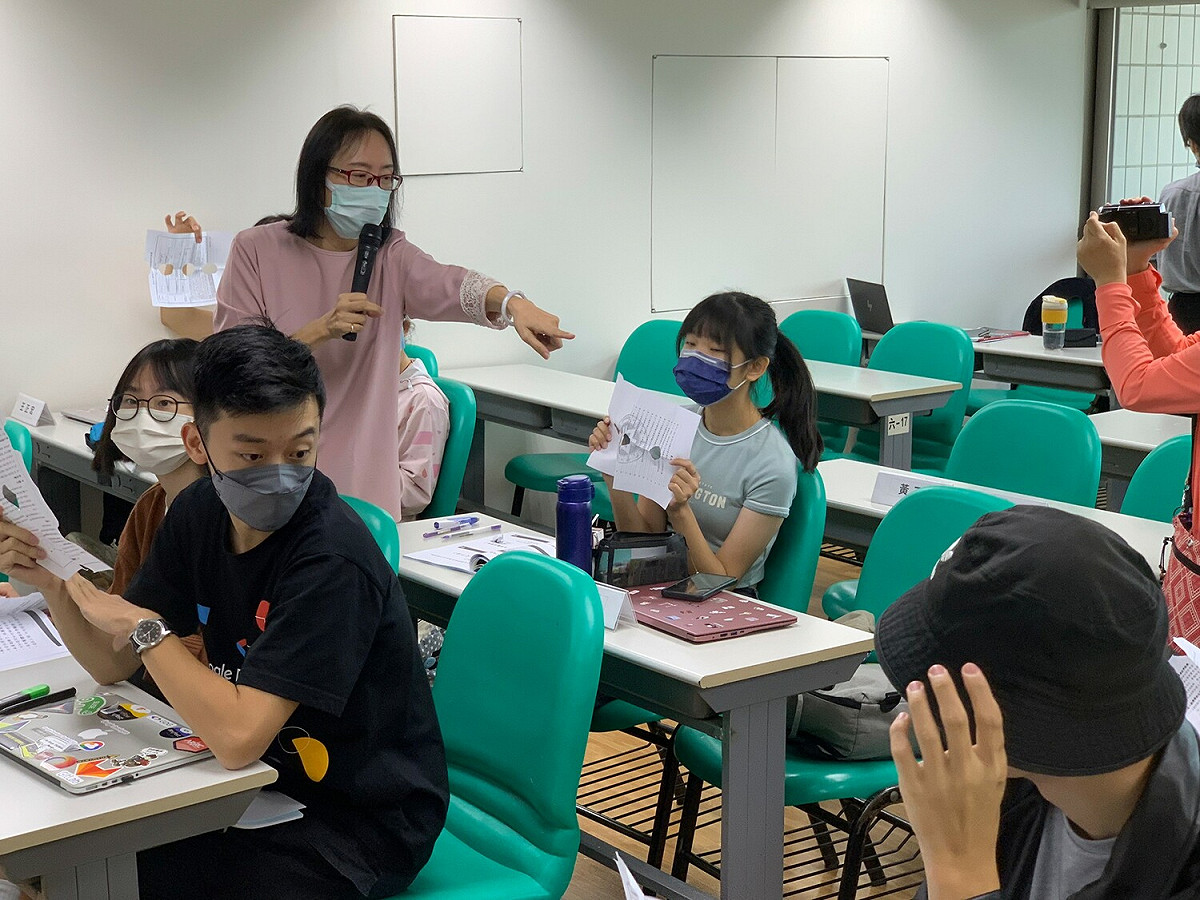 講師帶領溝通遊戲，引導同學認識有效溝通在經營社團的重要性。 圖：新北市青年局提供