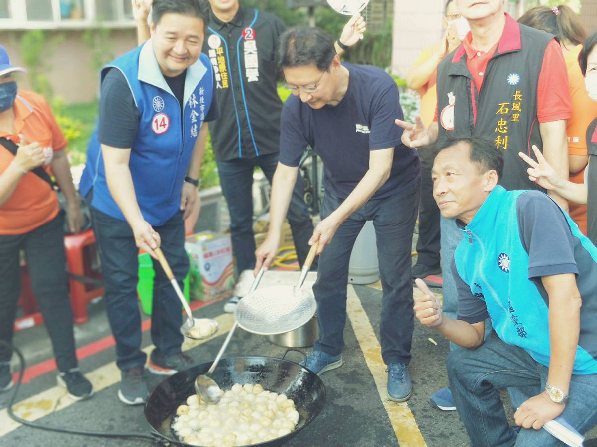 趙少康陪著林金結在土城眷村現炸花枝丸搶票，拜託大家讓林金結能夠順利連任。 圖：林金結辦公室提供