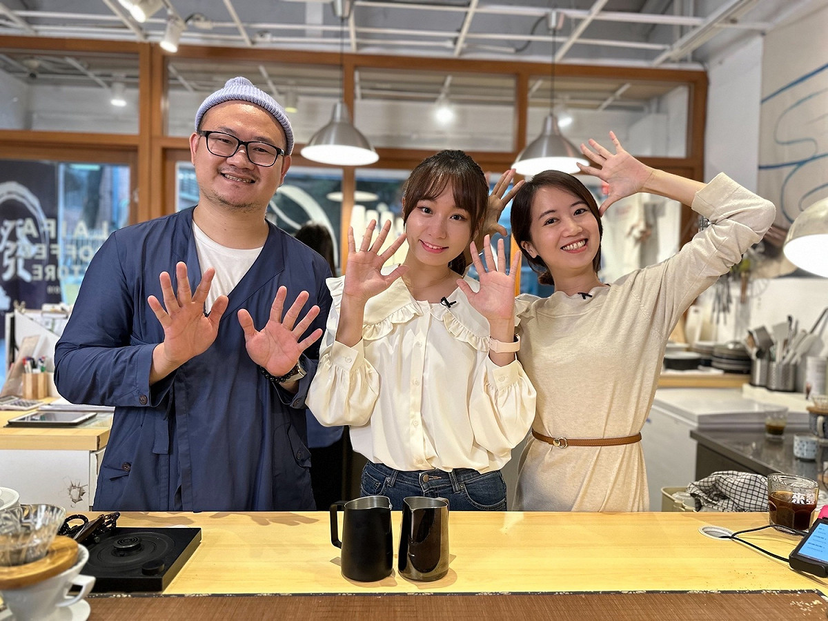 新北市最年輕的女性議員候選人高乃芸，選擇與板橋區的美女議員戴瑋姍一同在樹林區的知名咖啡廳，學習如何泡出一杯好喝的咖啡，並藉此宣傳自己的青年政見。 圖：高乃芸辦公室提供