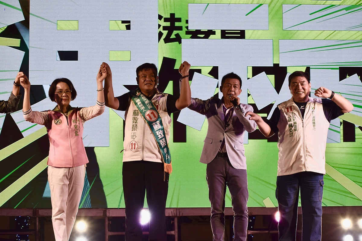 蘇致榮(左二)造勢，眾人來力挺。 圖:蘇致榮競總提供