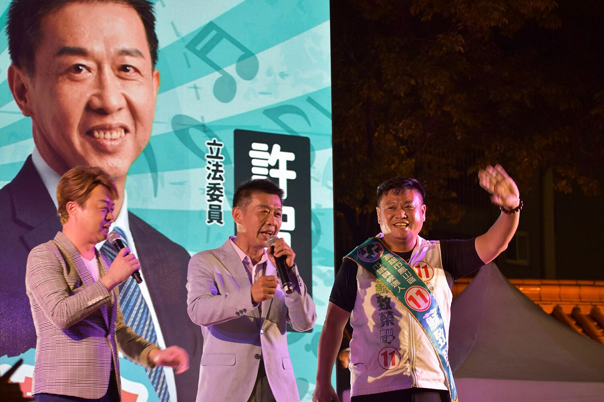 許智傑(中)力挺蘇致榮(右)。 圖:蘇致榮競總提供