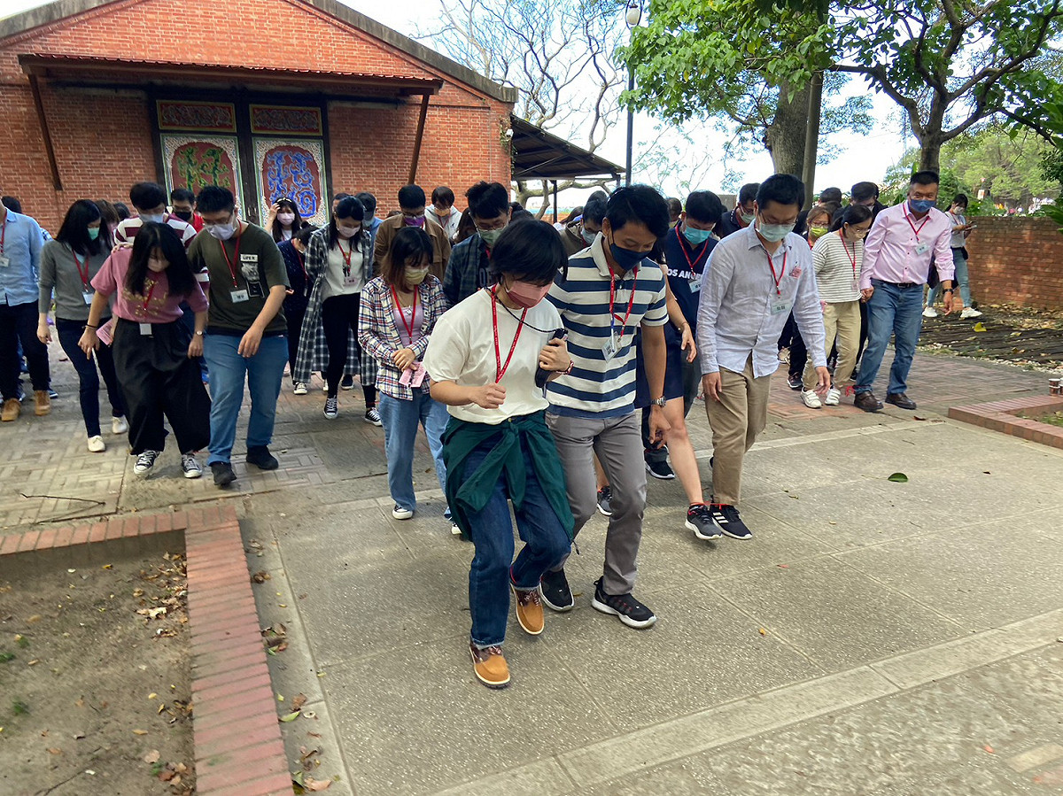 60名單身男女大玩影集「魷魚遊戲」中一二三木頭人。 圖：新北市民政局提供