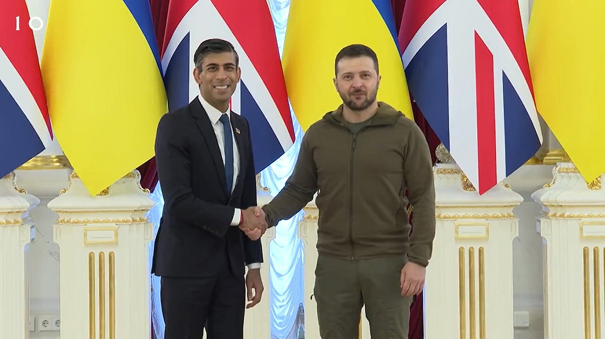英國首相蘇納克在上任後首次訪問烏克蘭，並在基輔會見烏克蘭總統澤連斯基。 圖：翻攝推特