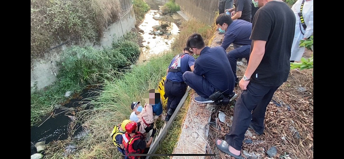 老翁被眾人合力抬上岸。 圖：岡山分局提供
