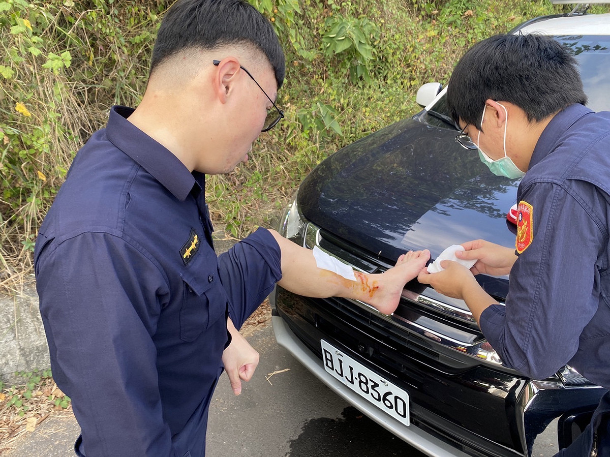 員警在搜救過程中滾落擦傷。 圖：岡山分局提供