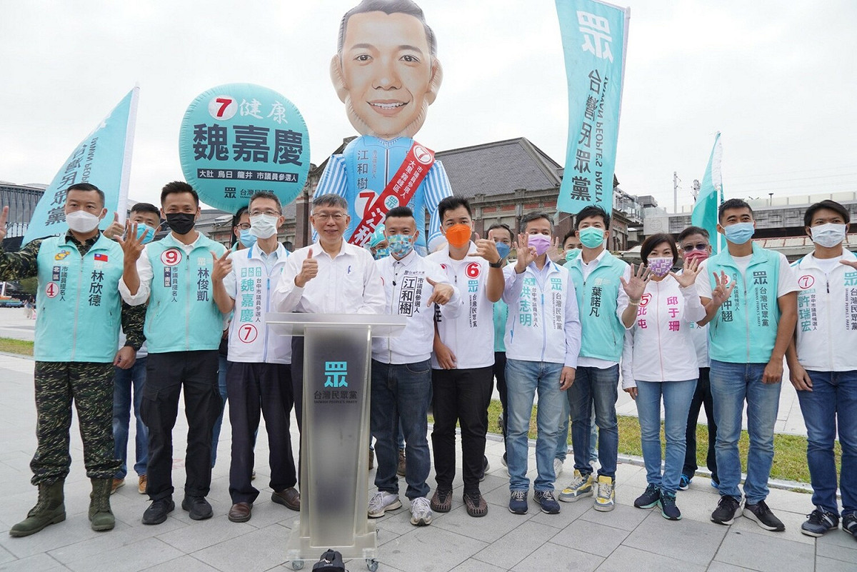 柯文哲今天到台中市陪黨提名的市議員候選人拜票。  台灣民眾黨/提供