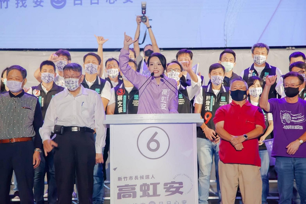 民眾黨籍新竹市長候選人高虹安19日舉辦造勢晚會，宣稱有71位里長相挺。 圖：翻攝高虹安臉書