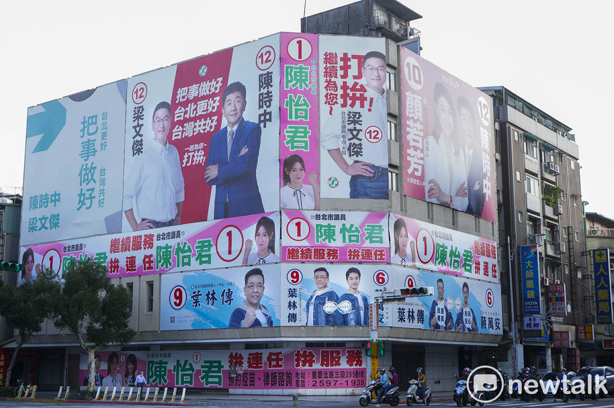 候選人的競選看板幾乎將台北民權東路上的一棟大樓完全包住。 圖：張良一/攝