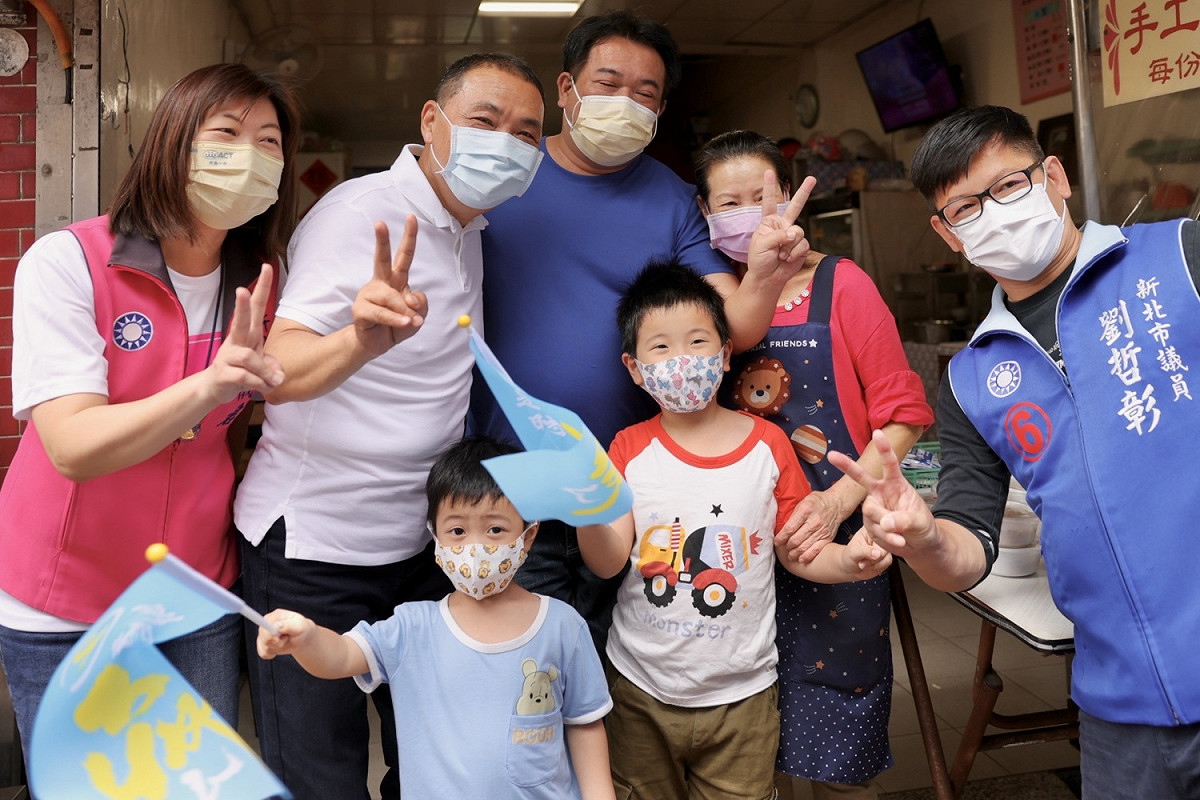侯友宜前往石碇老街掃街，受熱情歡迎。 圖：侯友宜選辦提供
