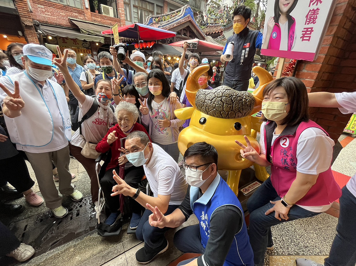 侯友宜前往深坑老街，許多攤商及民眾熱情邀請合照， 圖：侯友宜選辦提供