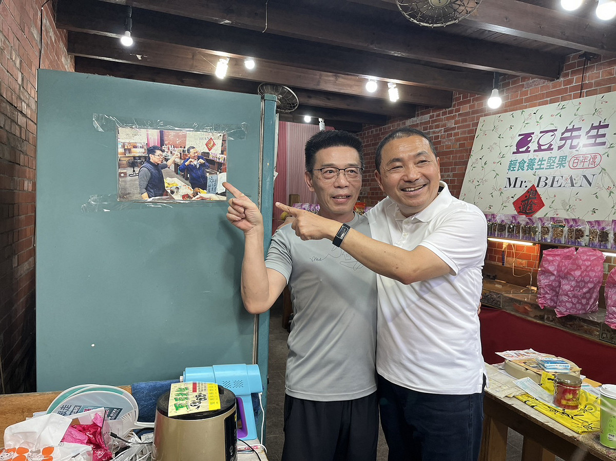 深坑老街的店家邀侯友宜再度合影、簽名。 圖：侯友宜選辦提供