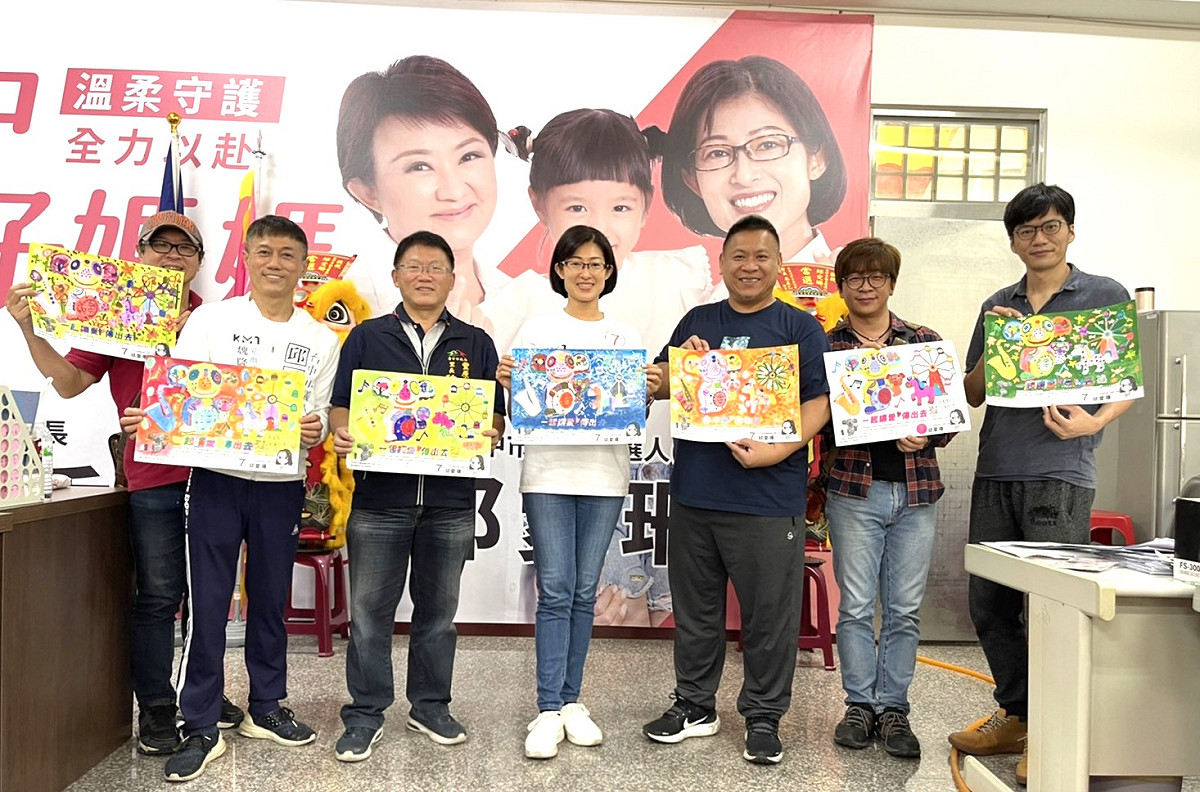 藝術家洪易（右三）率多位藝術家為邱愛珊加油打氣。 邱愛珊競選總部/提供