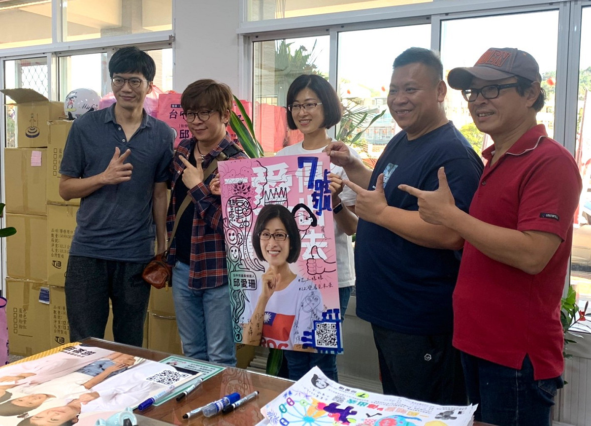 藝術家們在邱愛珊的海報上即席創作。 邱愛珊競選總部/提供