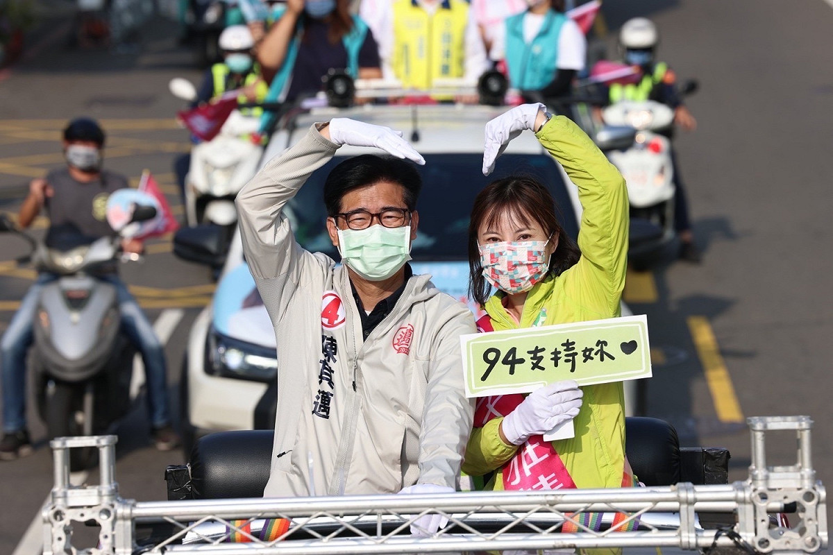 陳其邁(左)二度陪李雅慧車掃。 圖：李雅慧競總提供
