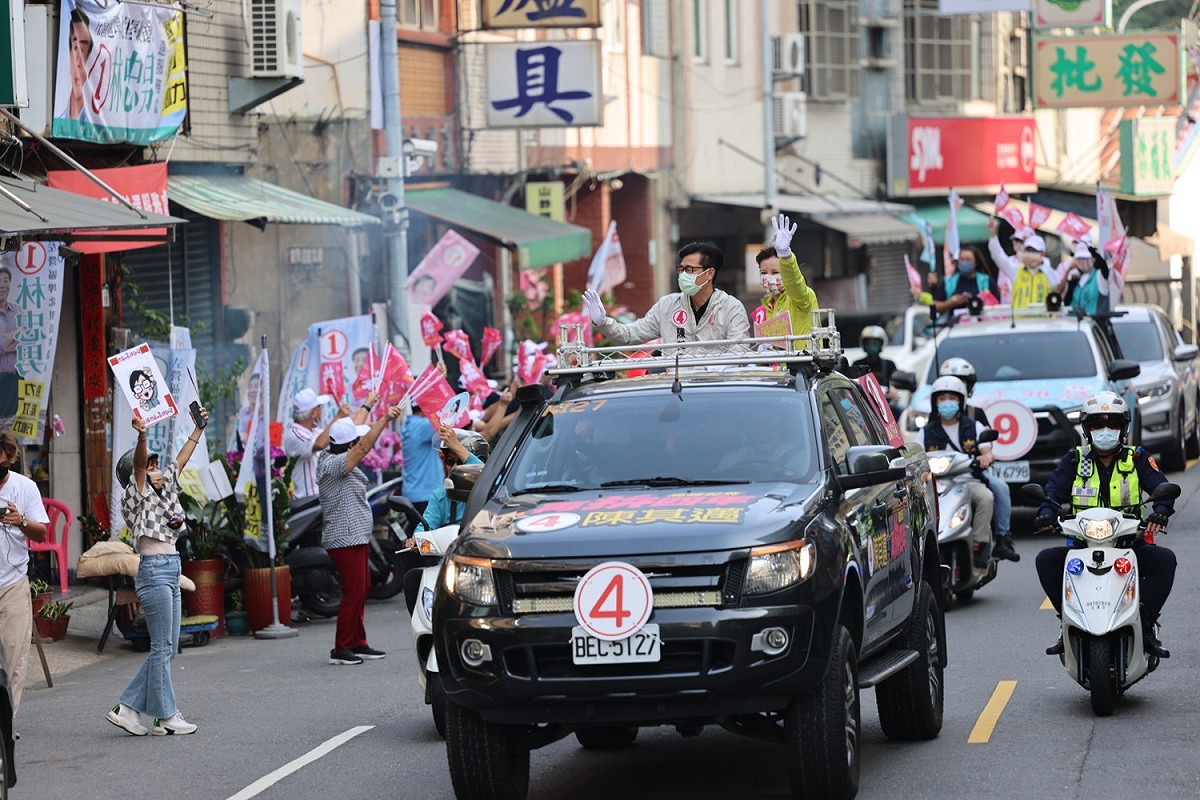 陳其邁幫李雅慧車掃拉抬選情。 圖：李雅慧競總提供