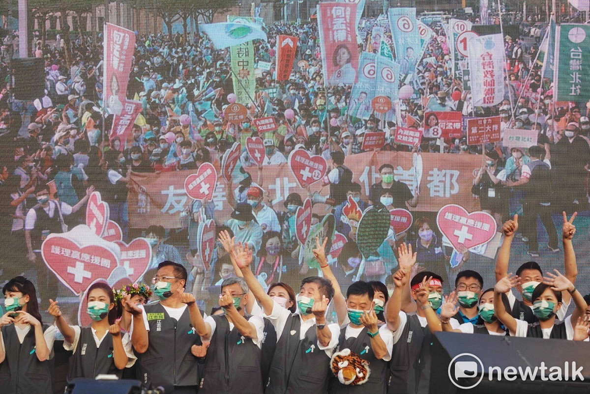 民進黨台北市長候選人陳時中今（20）日舉辦「疼惜台北為愛而走」大遊行，並在北市府前廣場與總統蔡英文合流造勢。 圖:張良一/攝