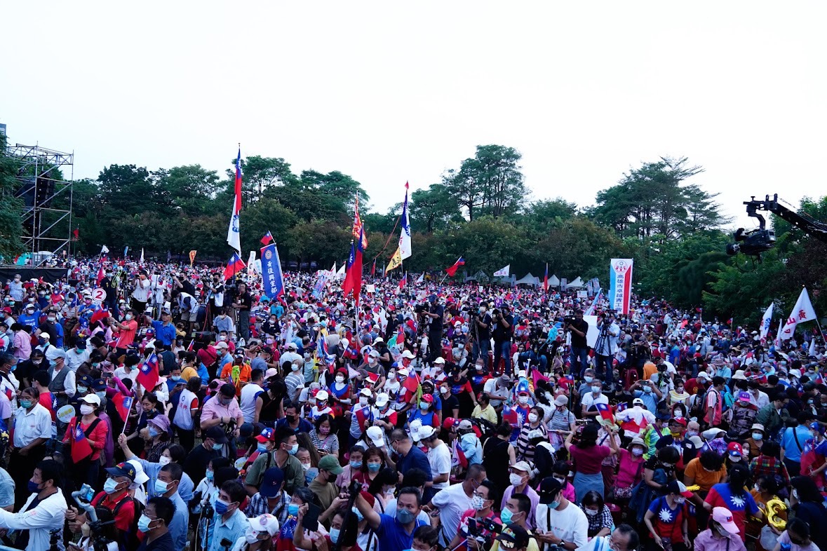 「高雄奇蹟、人民作主」團結大會旗海再現。 圖：柯志恩競辦提供