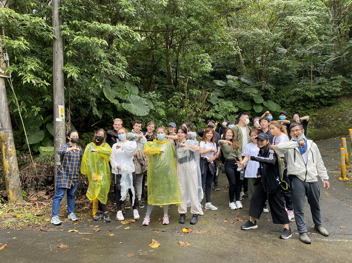27名國際交換生首次參加青年局辦理的烏來山林智慧文化體驗課程。 圖：新北市青年局提供