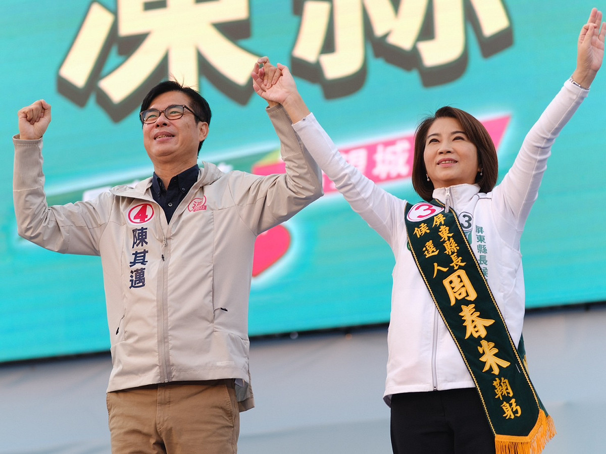 陳其邁(左)為周春米站台喊出「高屏共好」。 圖：周春米競總提供
