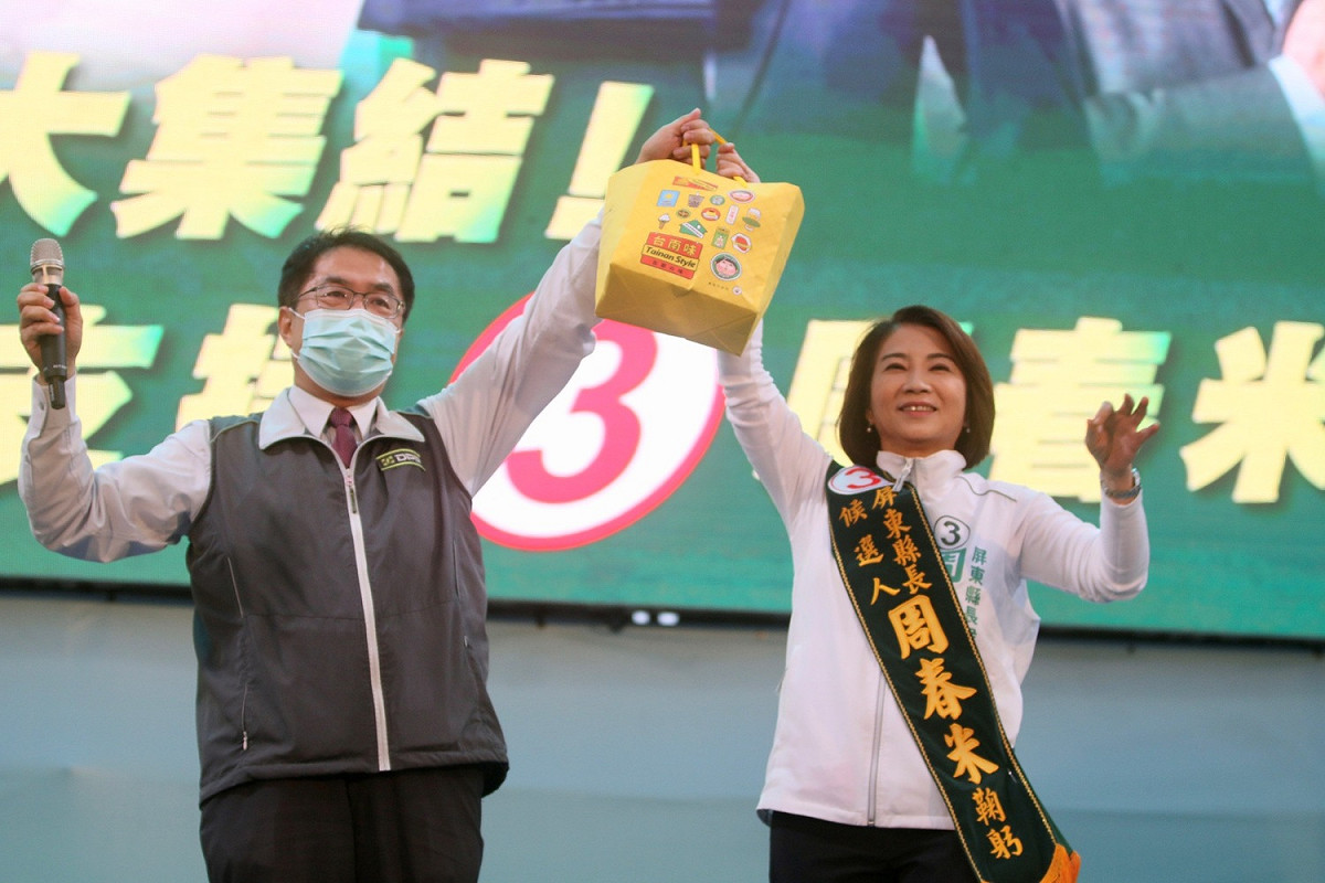 黃偉哲(左)為周春米是最能帶領屏束向前的候選人。 圖：周春米競總提供