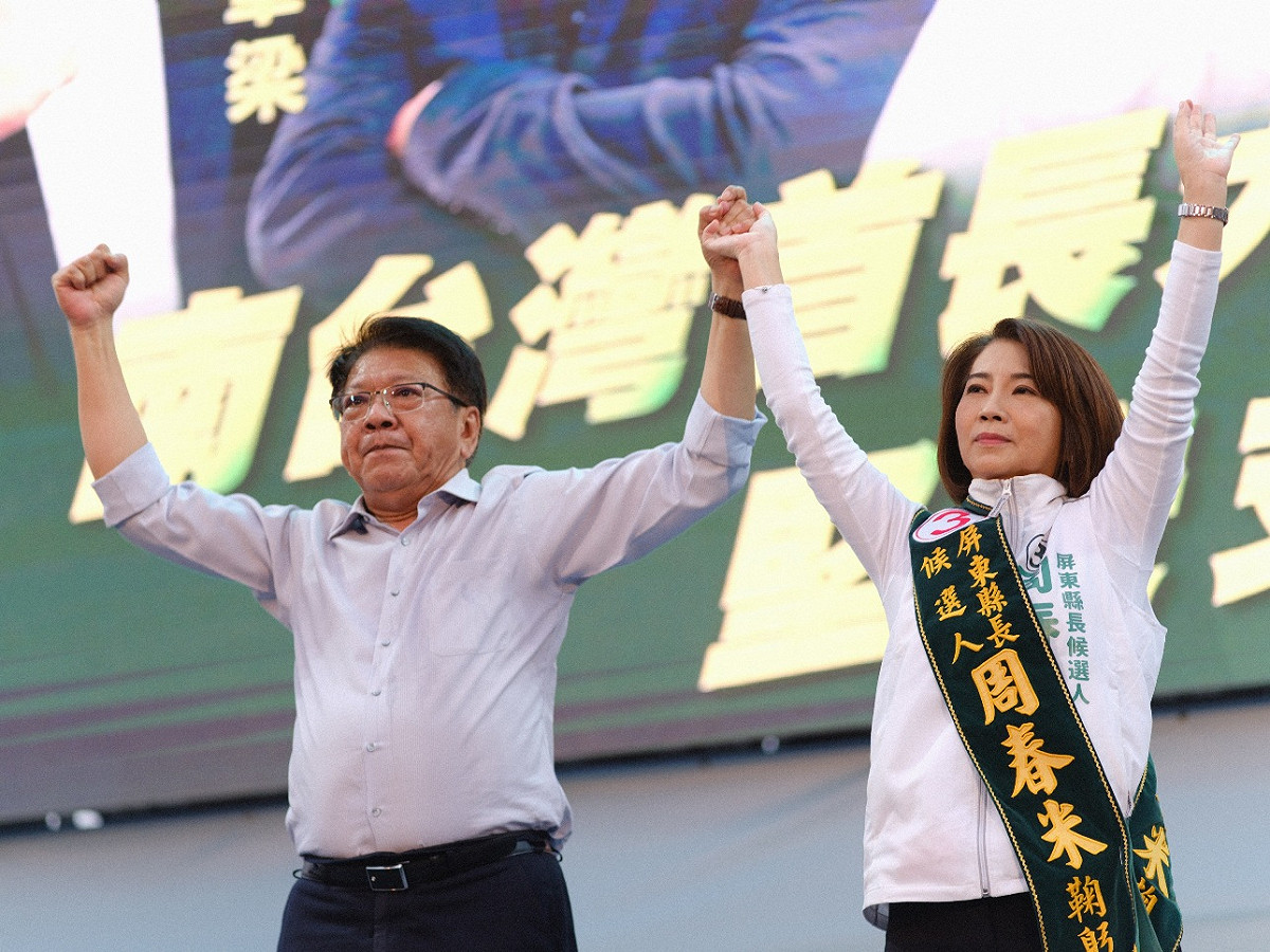 潘孟安(左)肯定周春米站台送地方特產。 圖：周春米競總提供