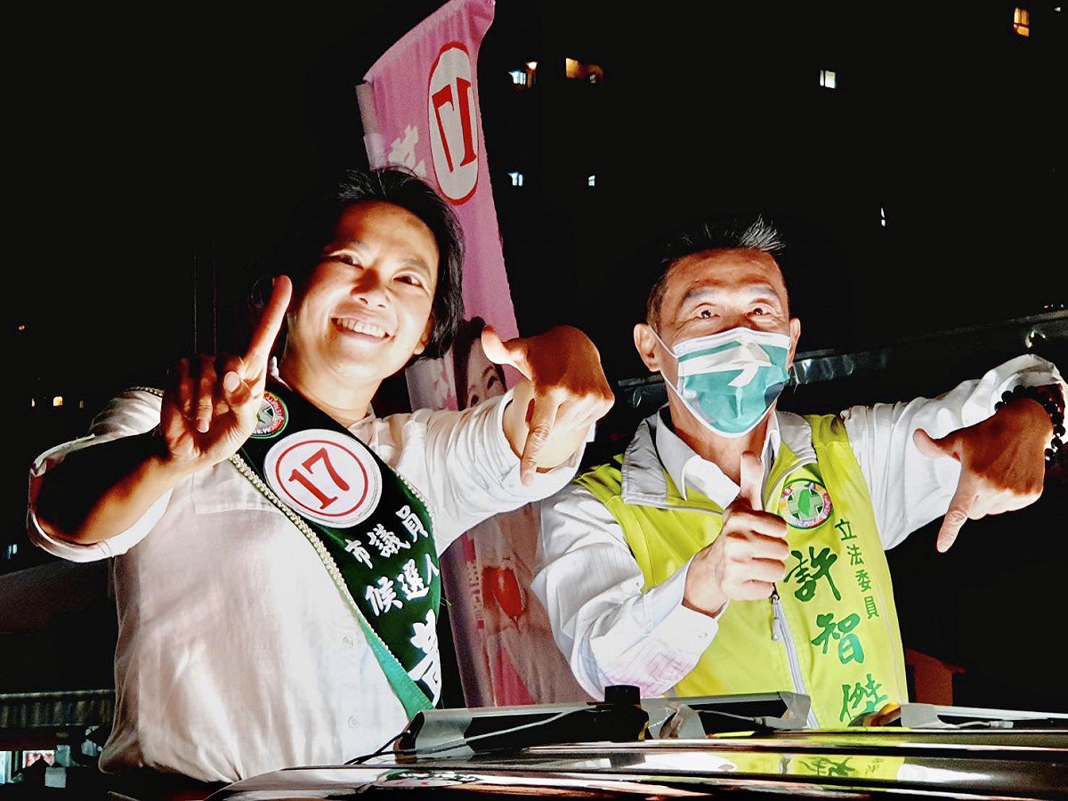 許智傑(右)陪同新人黃偵琳車掃。 圖：黃偵琳競總提供