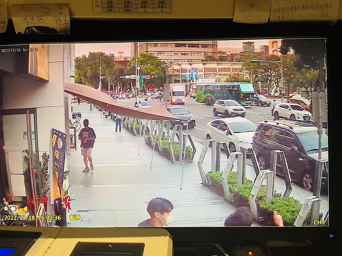 對於呱吉直播聲稱劉仕傑助理朝黃郁芬掃街車隊比中指，劉仕傑調出監視器影像打臉。 圖:劉仕傑臉書