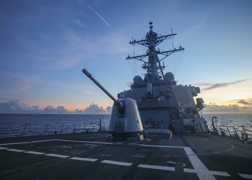 美國飛彈驅逐艦「班福特號」5日航行通過台灣海峽。 圖：取自7thfleet臉書
