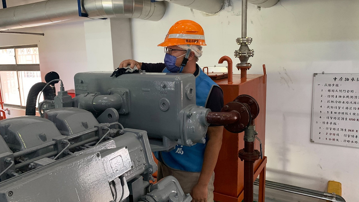 抽水站人員啟動機組前確認水箱水位高度。 圖：新北市水利局提供