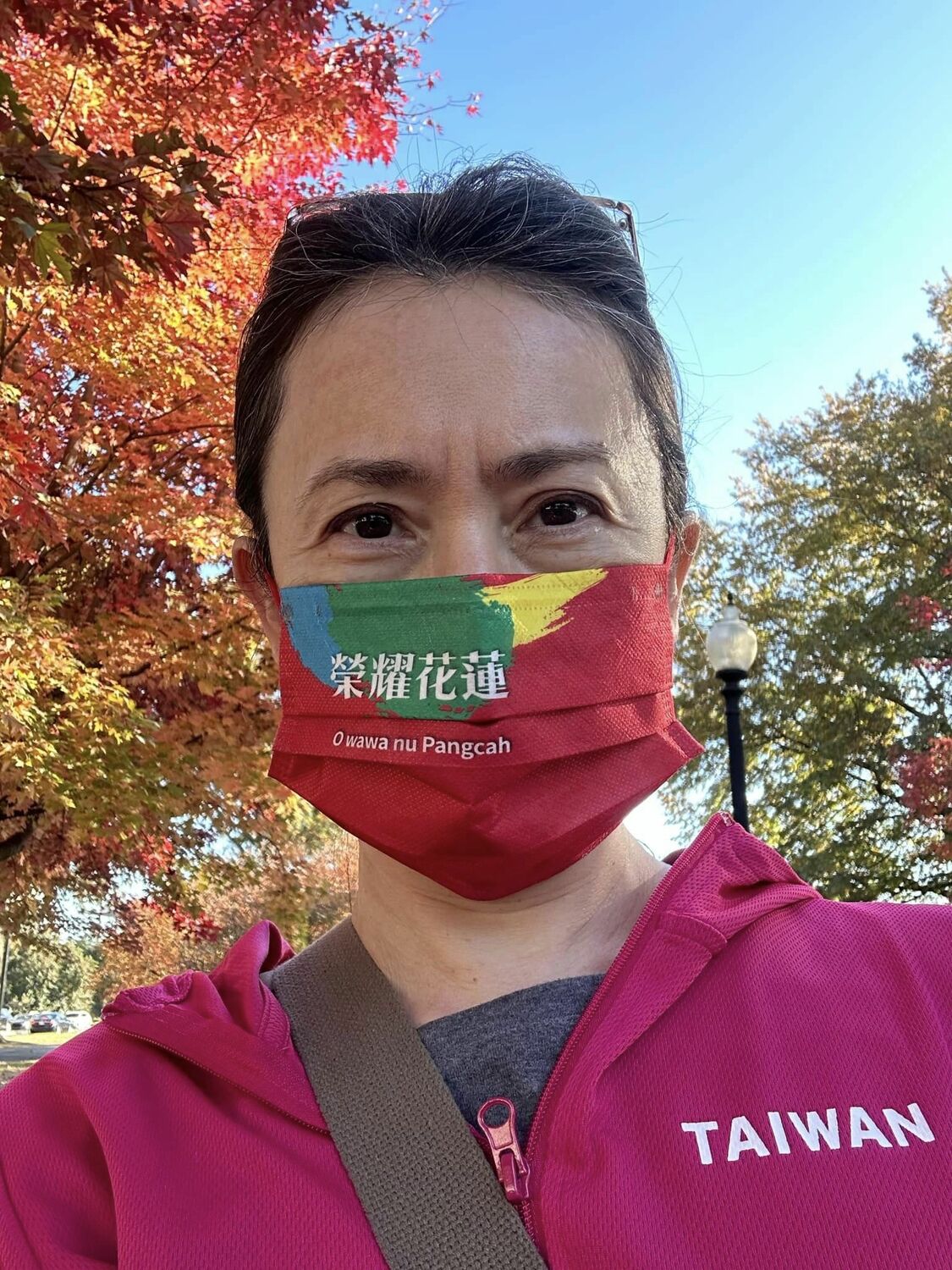 駐美代表蕭美琴特別戴上「榮耀花蓮」口罩（圖），力推民進黨花蓮縣長候選人Kolas Yotaka。 圖：翻攝自蕭美琴臉書