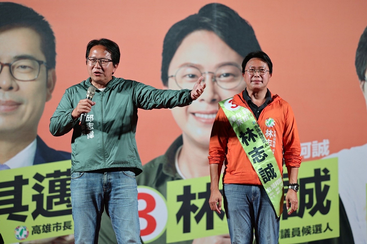 邱志偉(左)籲集中選票讓林志誠過關。 圖：林志誠競總提供