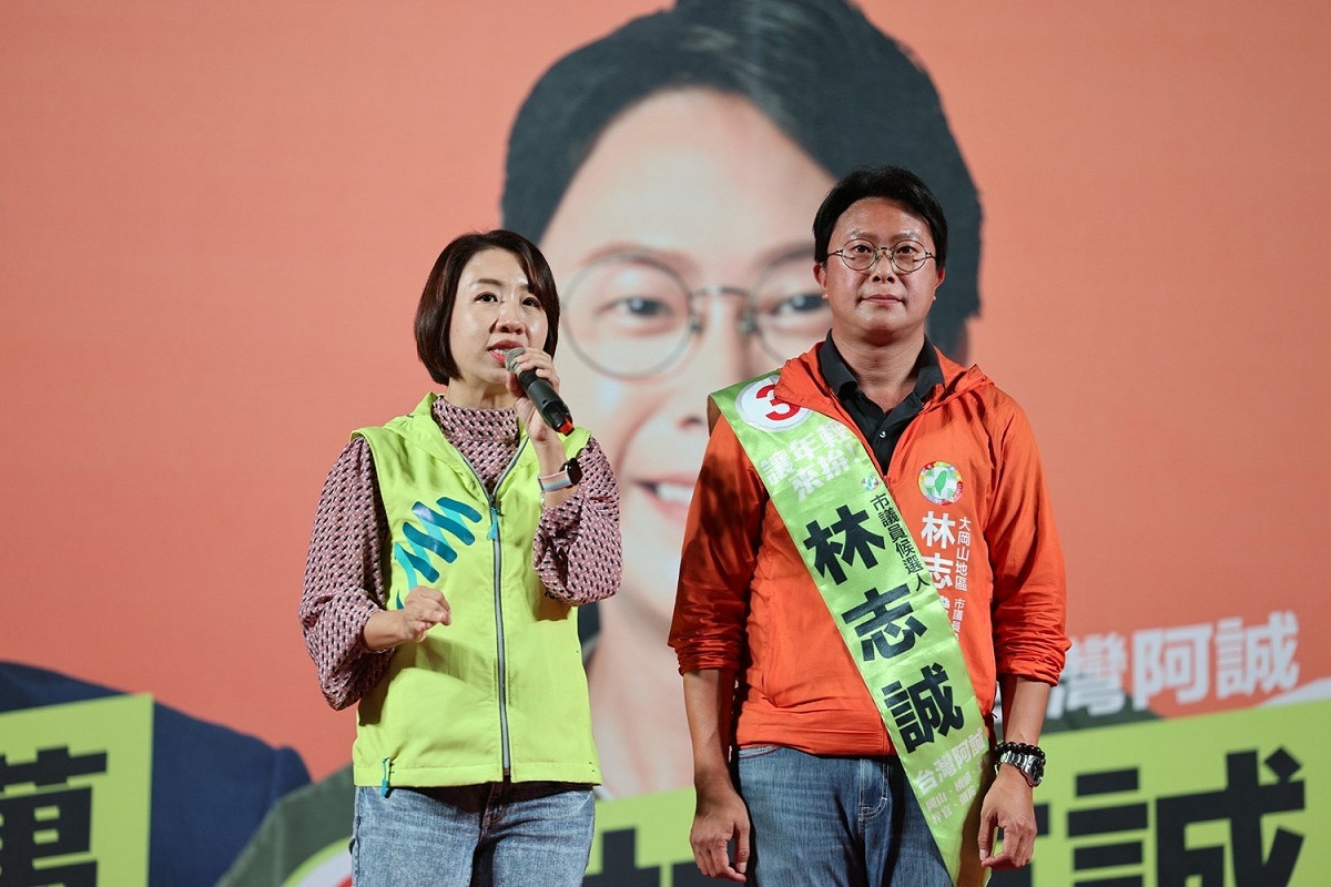李妍慧(左)南下搶救選情告急的學弟林志誠。 圖：林志誠競總提供