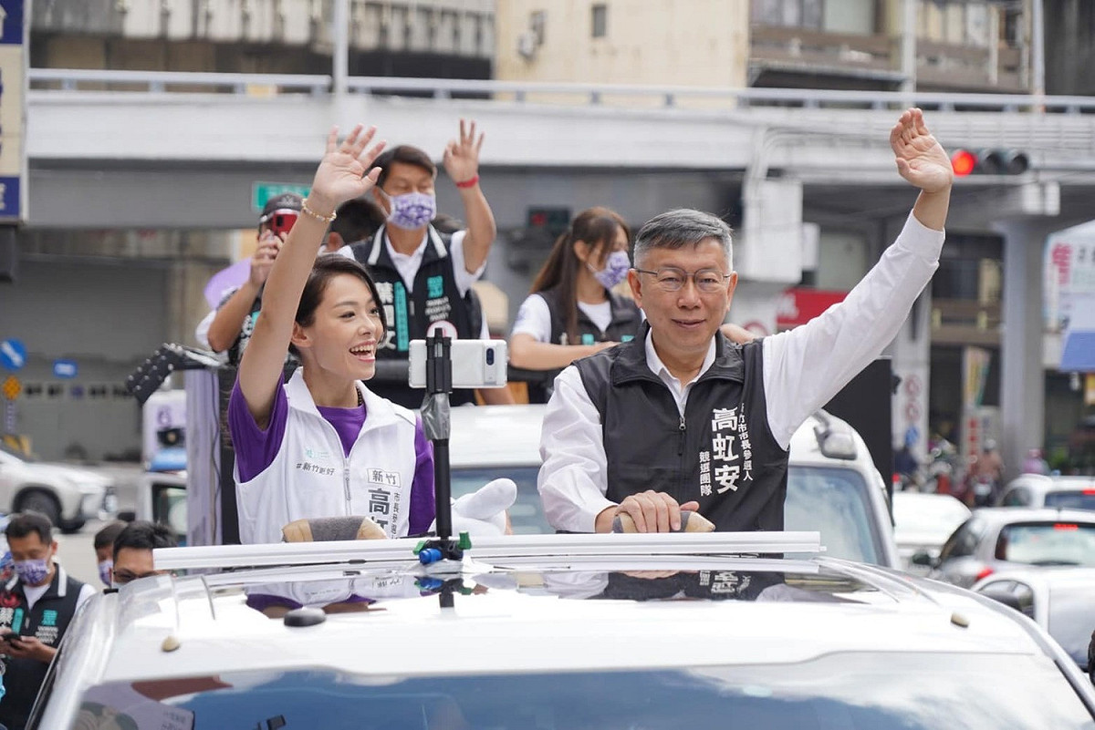 民眾黨新竹市長候選人高虹安與民眾黨主席柯文哲一起掃街。 圖：高虹安競選團隊 / 提供（資料照）