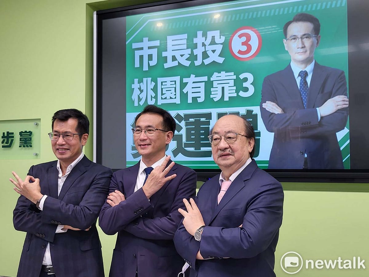 柯建銘今（21）天上午出席黨團聲援桃園市長候選人鄭運鵬的記者會，並於會後受訪談高虹安。 圖：陳佩君／攝