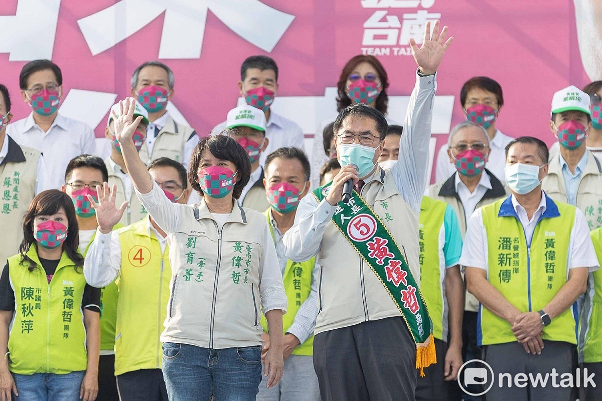 九合一大選進入最後倒數，雖然台南市長黃偉哲仍保有勝選優勢，但綜觀其連任之路，一路平坦卻不時出現逆風，接連出現線民風波、對手揭弊等逆風，但在「綠到出汁」的台南，似乎無損其勝算。 圖：黃博郎／攝