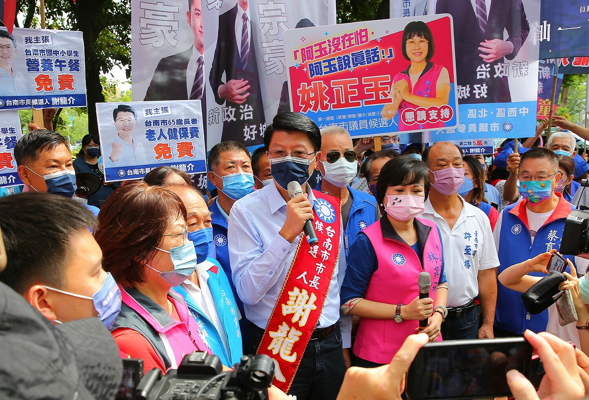 謝龍介確定代表國民黨參選後，即在議壇猛揭市府弊案，突顯「地下市長」、「白手套」的坊間傳聞，引發各界議論；競選時又不斷拋出老人健保免費等社福大支票，且在基層醱酵。 圖：黃博郎／攝