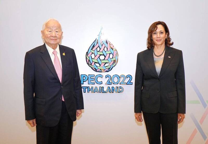 2022年APEC領袖峰會落幕。我國領袖代表張忠謀19日與美國副總統賀錦麗（Kamala Harris）合影。 圖：APEC台灣代表團提供（資料照片）