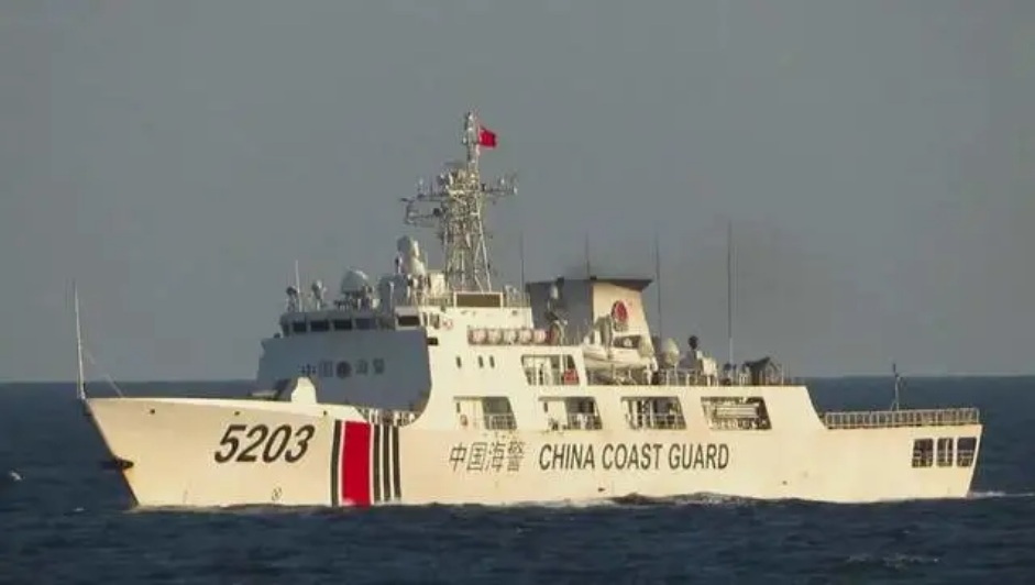 菲國媒體報導，中國海警船「5203號」在海上「攔截」、「搶奪」菲國海軍在中業島(Pag-asa Island)附近打到的一塊「不明漂浮物」。 圖：翻攝陸網/騰訊(資料照片)