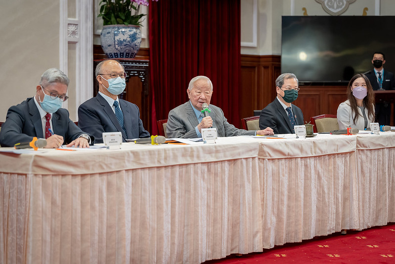 今（21）天的記者會除張忠謀外，還包括行政院政務委員鄧振中、國發會主委龔明鑫、國安會副秘書長徐斯儉、外交部國際組織司司長吳尚年都出席。 圖：總統府提供