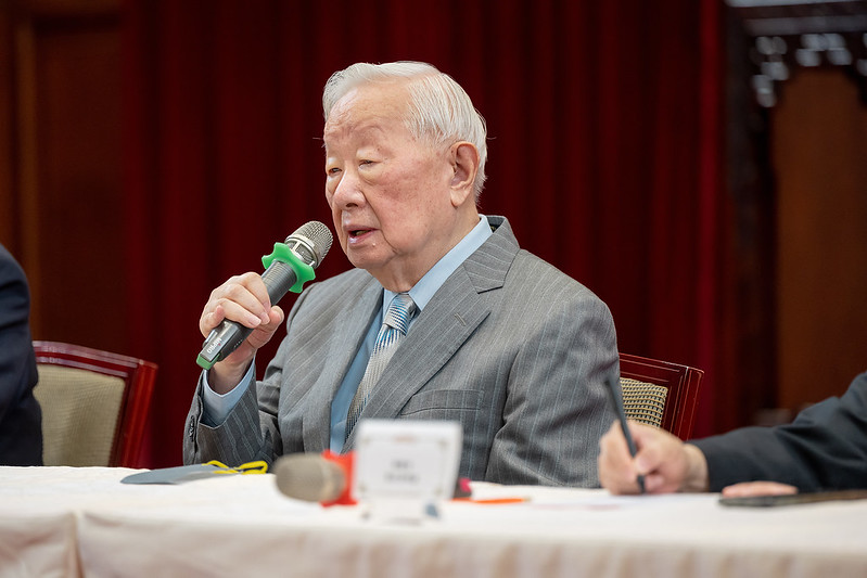 台積電創辦人張忠謀今（21）日證實，台積電目前「最先進」的3奈米製程，未來在美國5奈米廠第一階段設立後，也將會到美國。 圖：總統府提供