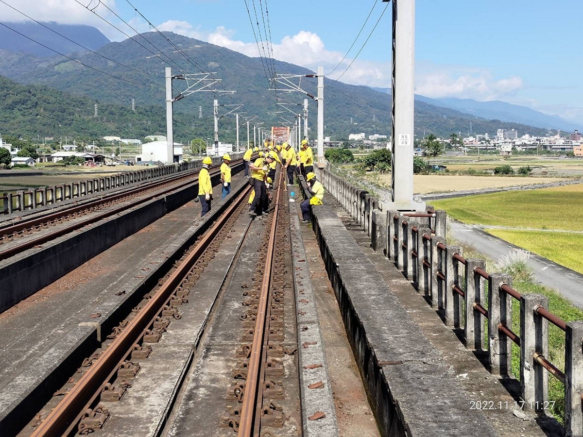 今(21)日交通部長王國材視察後宣布，將於12月28日提前通車，通車初期將以60公里為速限。 圖：交通部台灣鐵路管理局/提供