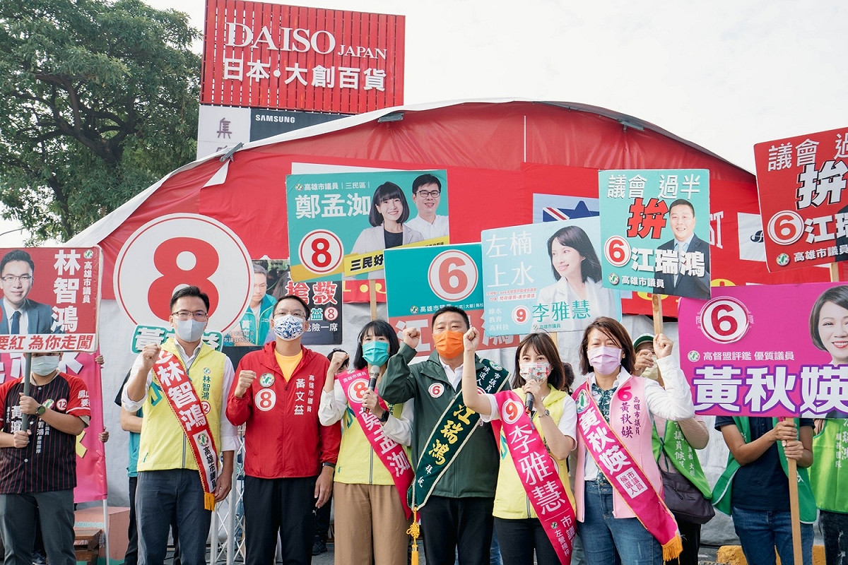 高雄青議員聯合站路口拉票。 圖：趙天麟服務處提供