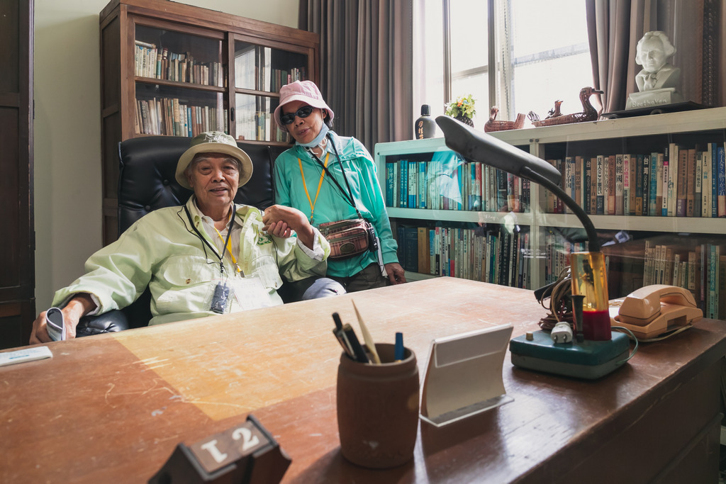 傳承共學活動參訪出版「新英文法」的柯旗化故居「第一出版社」，圖為曾是柯旗化獄友的政治受難者高金郎（左一）坐在柯旗化的書桌前。 圖：國家人權博館提供
