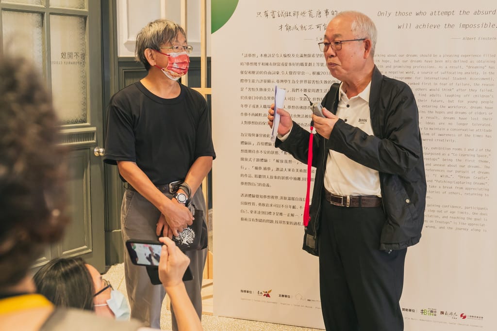 戴文鋒教授（左）帶領走讀「王育德紀念館」與「台南警察署」。圖為政治受難者家屬何穎紅（右）分享父親何川曾囚禁於臺南警察署的生命故事。 圖：國家人權博館提供