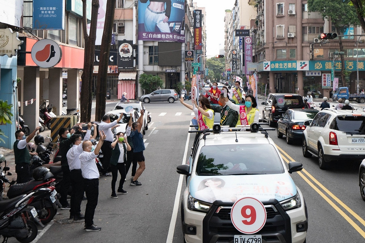 高雄青議員陪左楠區的李雅慧車掃拜票。 圖：趙天麟服務處提供