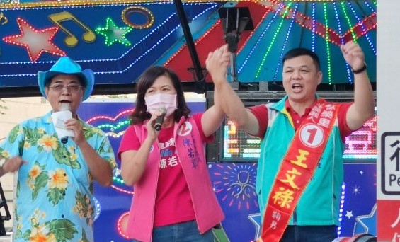陳若翠(中)駁斥有心人勿政治操作。 圖：陳若翠競總提供