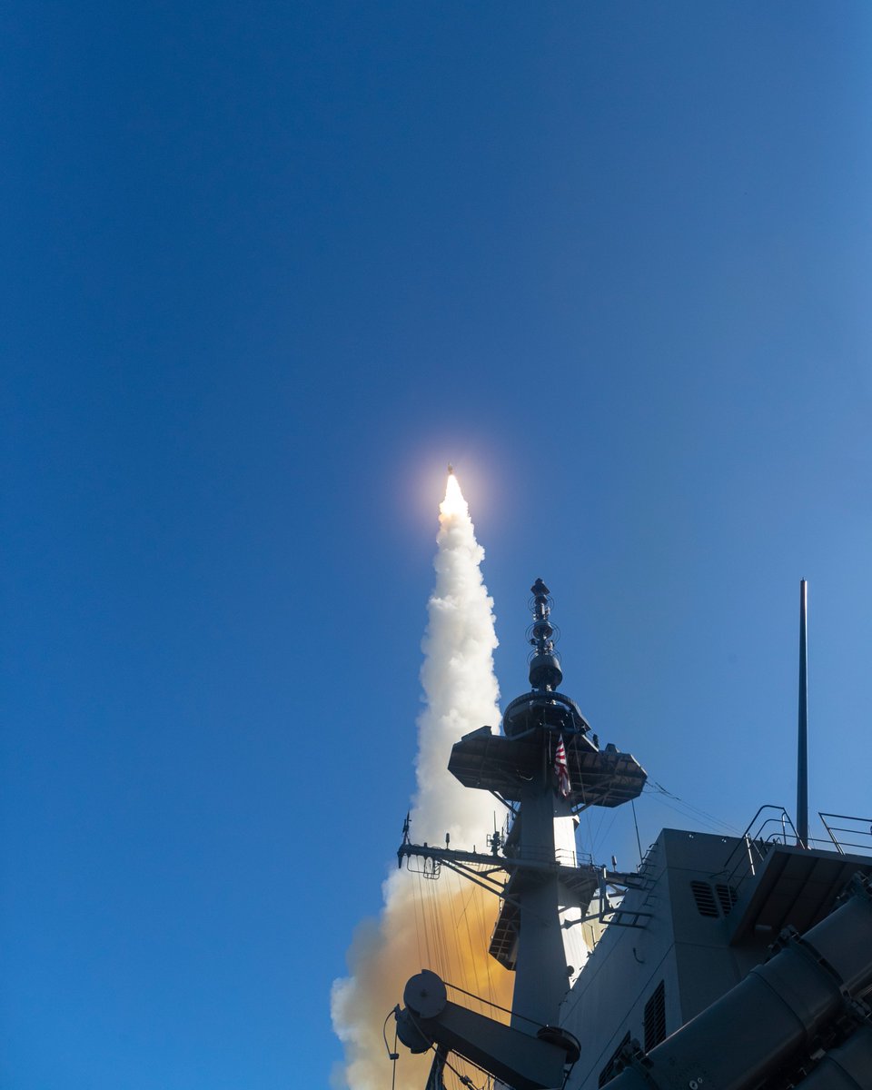 日本海上自衛隊「摩耶級」神盾驅逐艦在美國夏威夷海域進行攔截彈道導彈測試認證，成功攔截擊中目標。 圖：翻攝@JMSDF_PAO推特