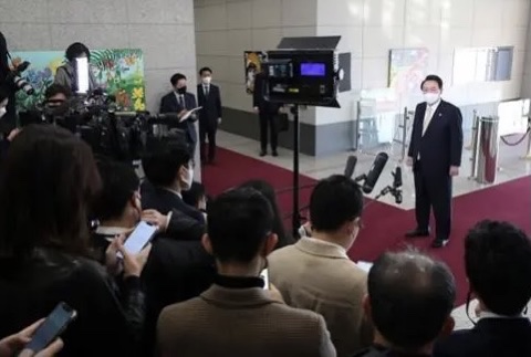 韓國總統府宣佈，「每日簡約記者會」因近期發生「不愉快事件」，將暫停舉行。據猜測，此事是指此前 MBC 電視台記者在記者會上向韓國總統尹錫悅提出具有攻擊性的問題，並與在場政府官員爭執一事有關。 圖：翻攝自騰訊網