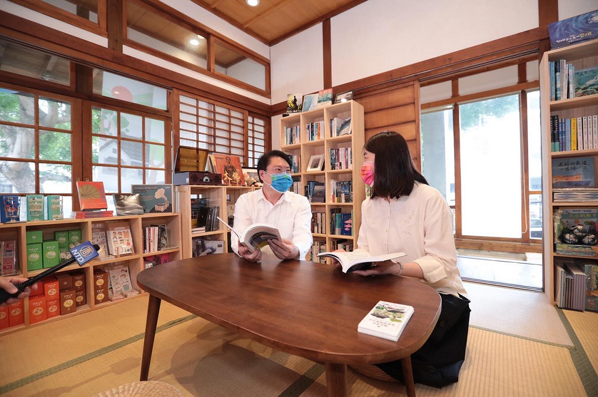 林右昌(左)在2021年邀請誠品書店以「古蹟期間限定店」方式回到基隆，右為誠品董事長吳旻潔。 圖：翻攝自林右昌臉書